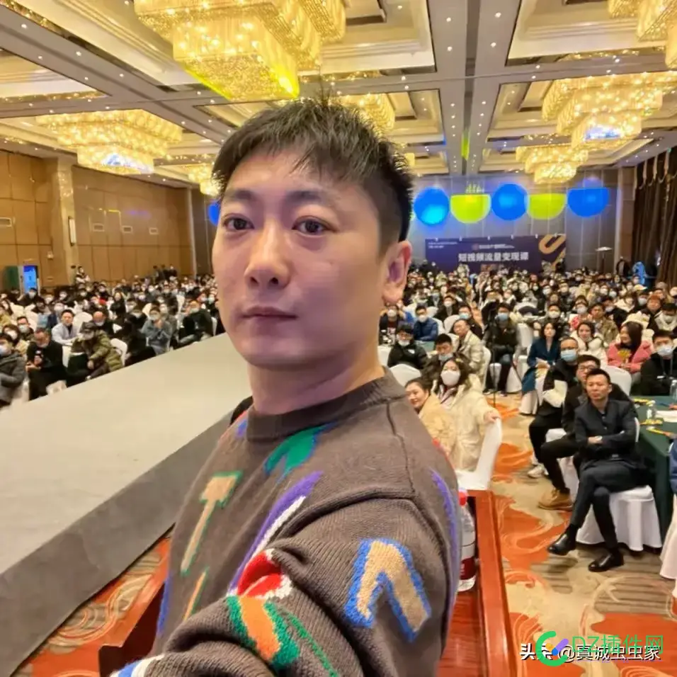 一年赚100万，难不难？看完他的抖音。我都怀疑国家经济是不是不行了 一年,100万,不难,看完,抖音