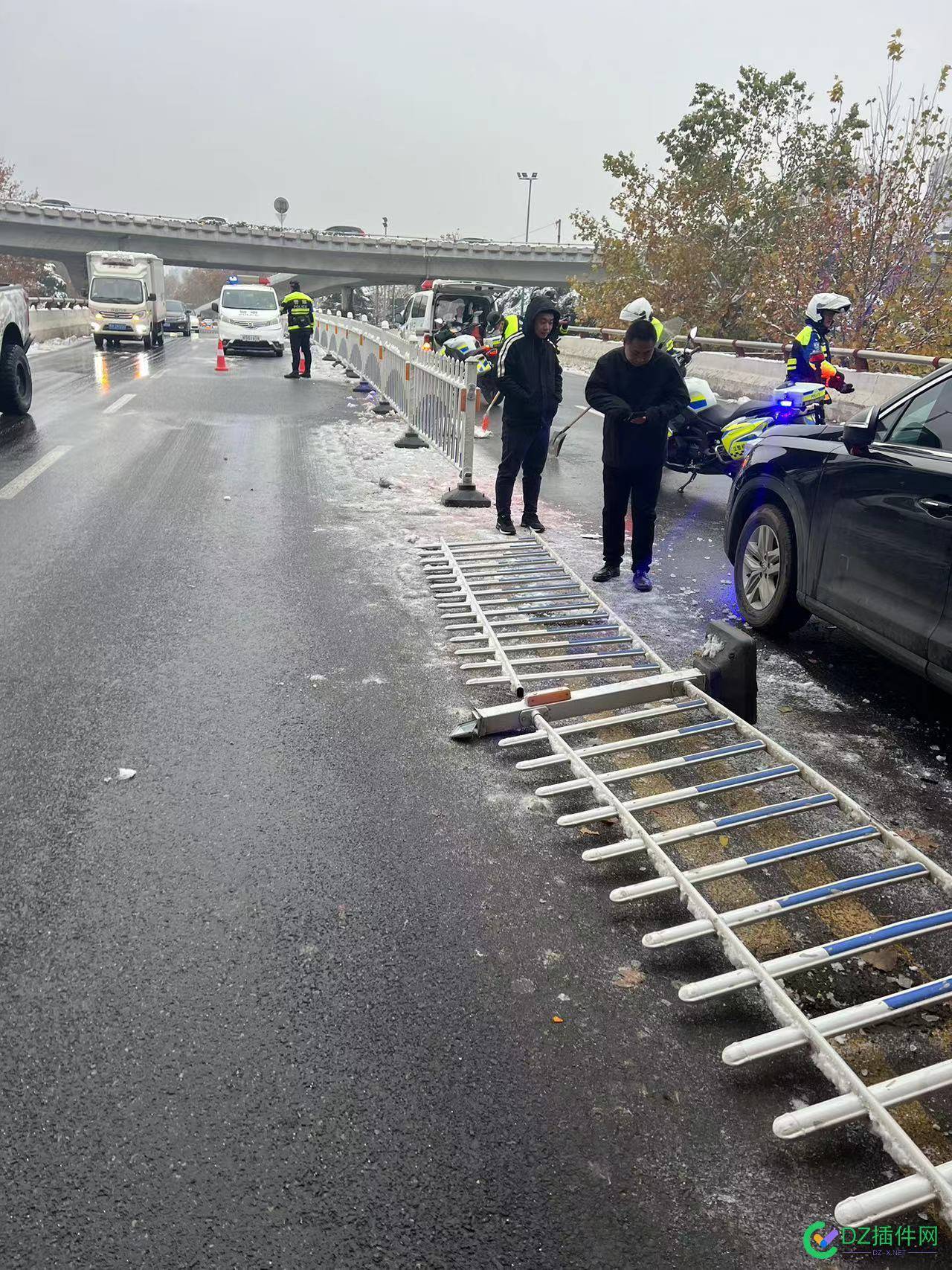 我擦下雪，把市政护栏给撞了，他们要我4000块一米。 4000,52808,下雪,市政,玩意