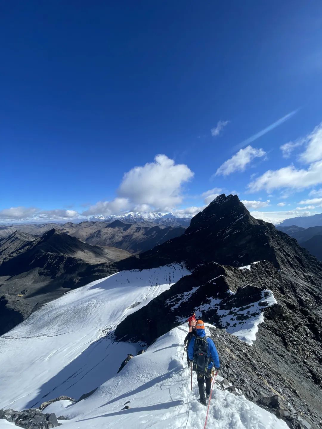 乌库楚,川西小众技术型雪山8499 作者: 来源: 发布时间:2023-8-9 15:24